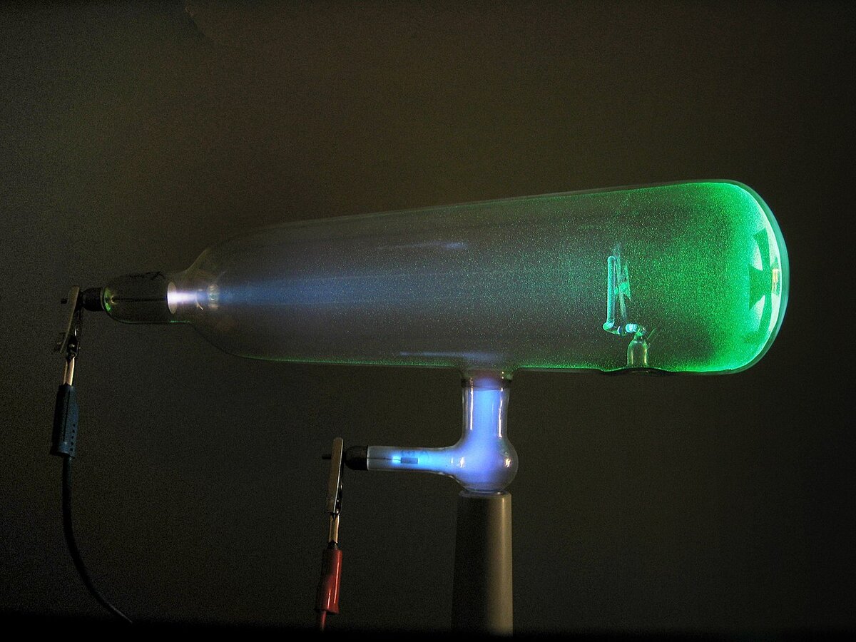 Трубка Уильяма Крукса. Фотография с сайта: https://new-science.ru/kak-my-uznali-chto-uglerod-imeet-6-protonov-a-ne-7/