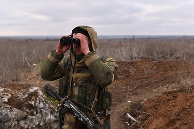    Военнослужащий ДНР на месте позиций, оставленных Вооруженными силами Украины (ВСУ) в селе Пищевик, которое перешло под контроль войск Донецкой Народной Республики ©Виктор Антонюк РИА Новости