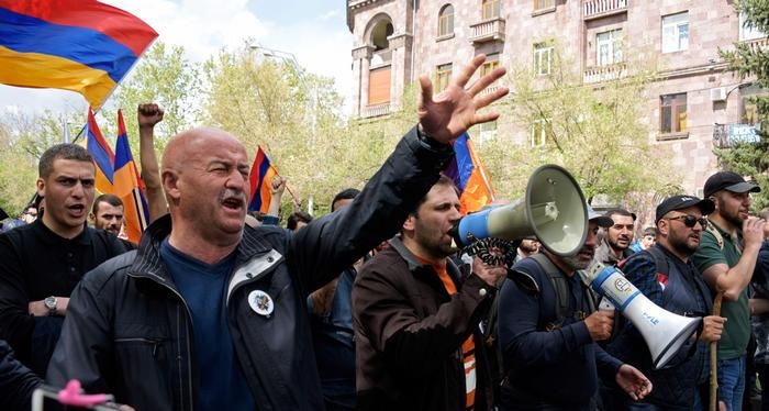 Армянские разборки: Так кто же "продал" Карабах