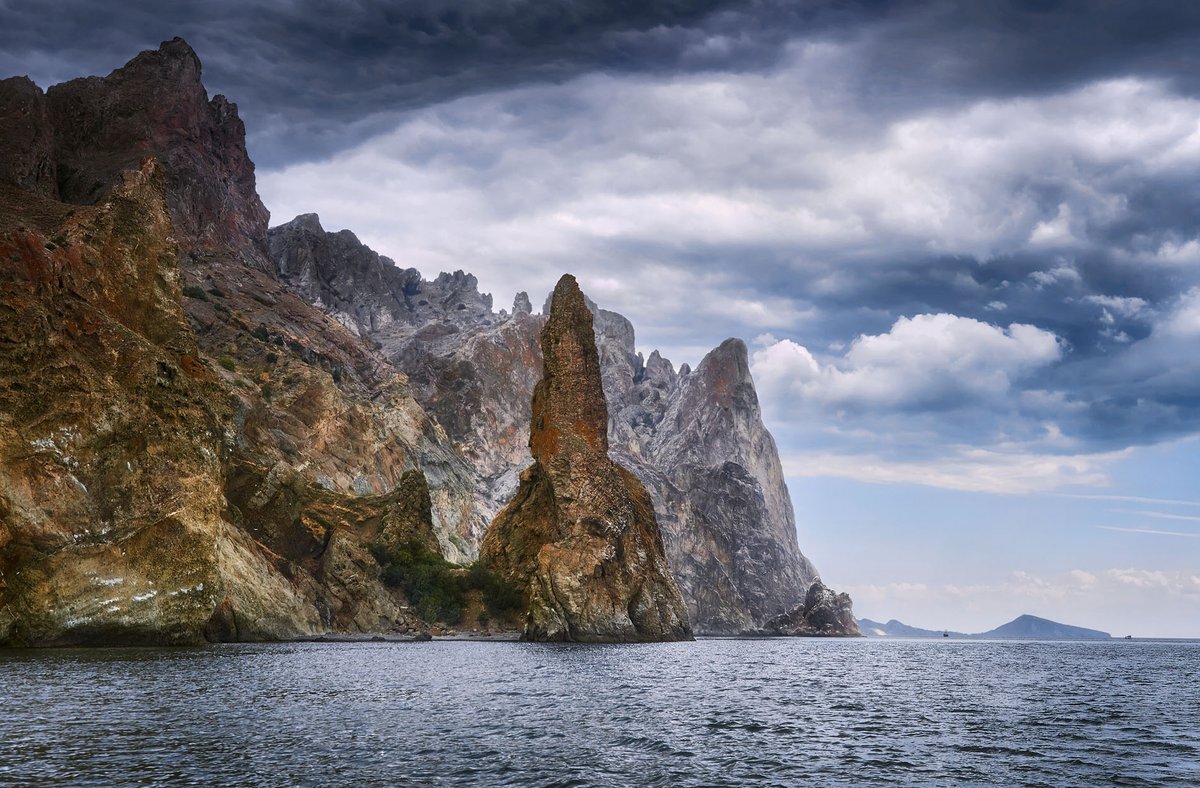 Гора в черном море в Крыму