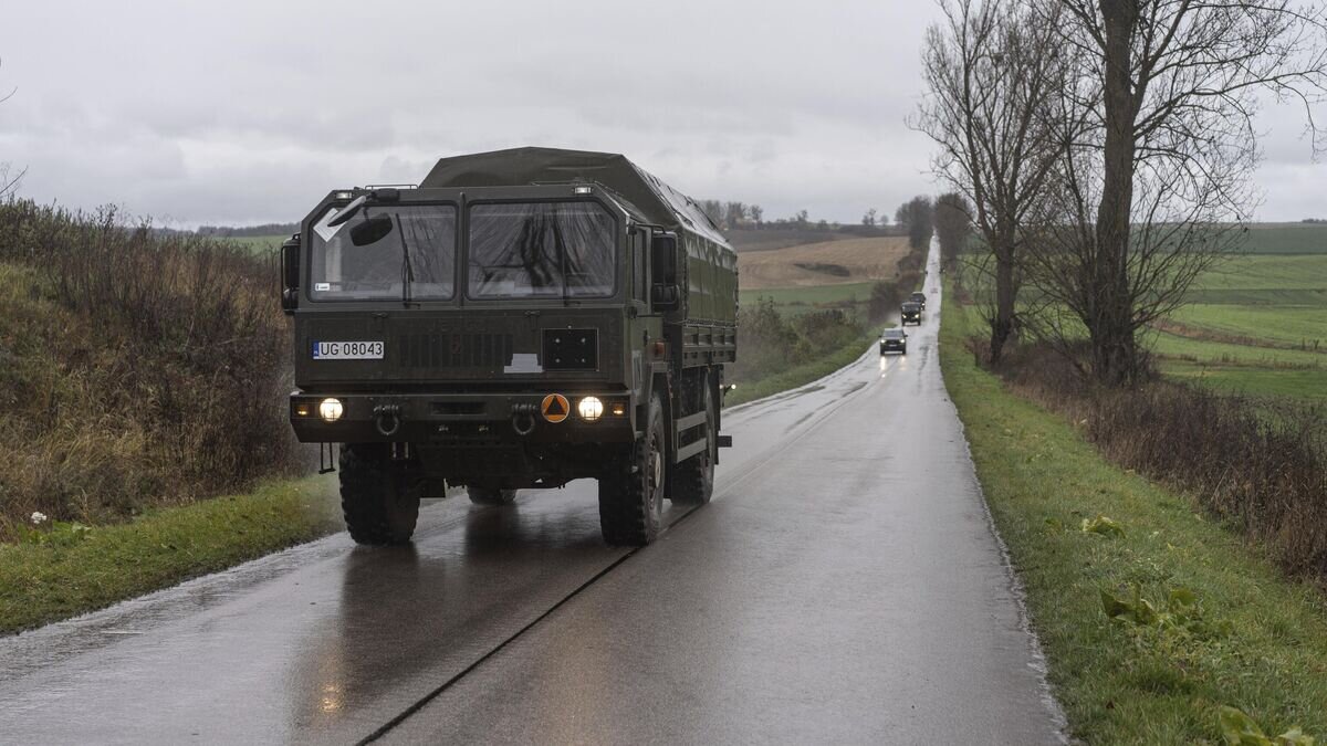    Военный автомобиль на дороге в районе населенного пункта Пшеводув© AP Photo / Evgeniy Maloletka
