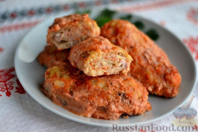 куриное филе, капуста квашеная, рис, лук репчатый, морковь, сметана, соус томатный, масло оливковое, паприка молотая, куркума, перец чёрный молотый, соль