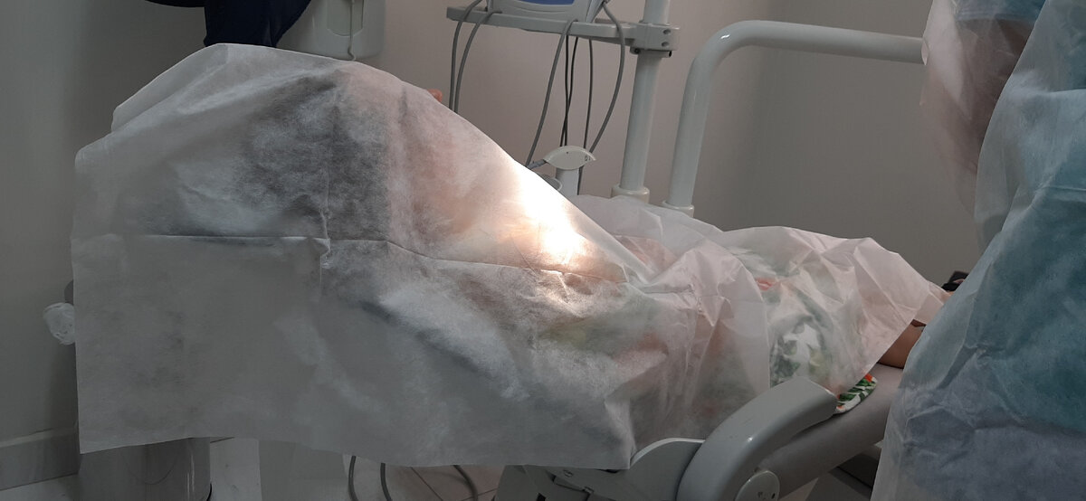 Это я. В покрывале только отверстие для носа и рта (видите, нос торчит?)