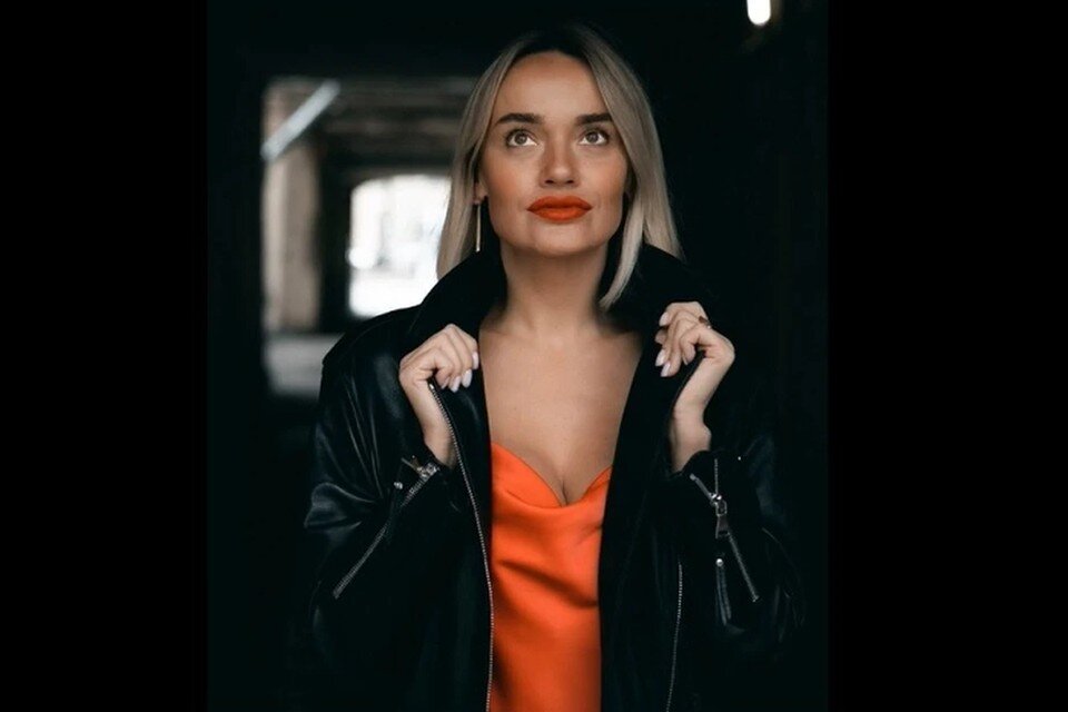     Неизвестный напал на девушку во дворе дома. Фото: СОЦСЕТИ