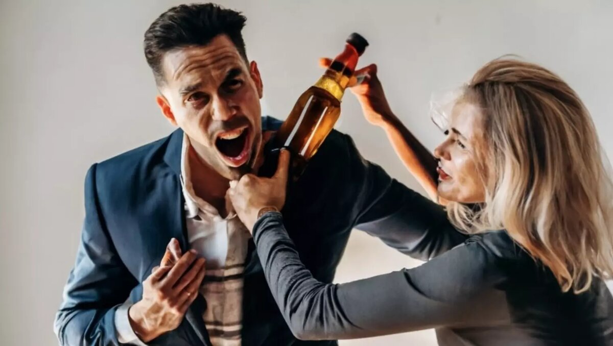     Насильник стал глумиться над женщиной, когда она пришла к нему.