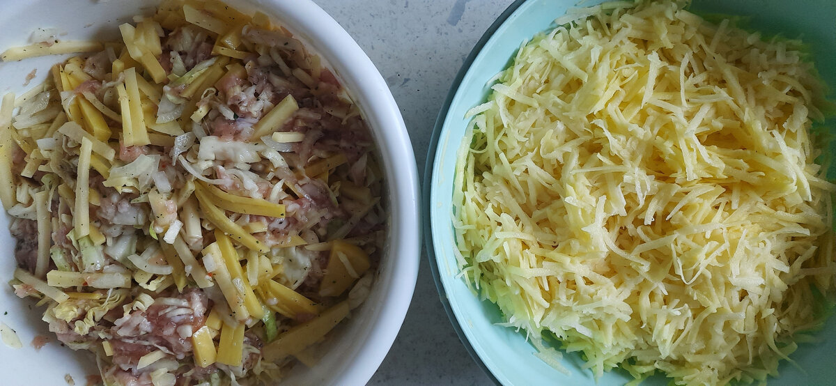 Слева начинка, справа тертый картофель