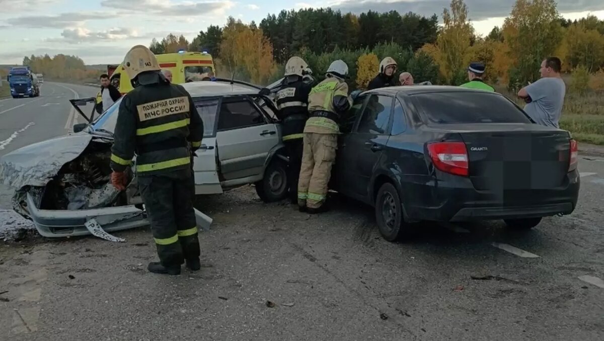     На место выезжали сотрудники экстренных служб.