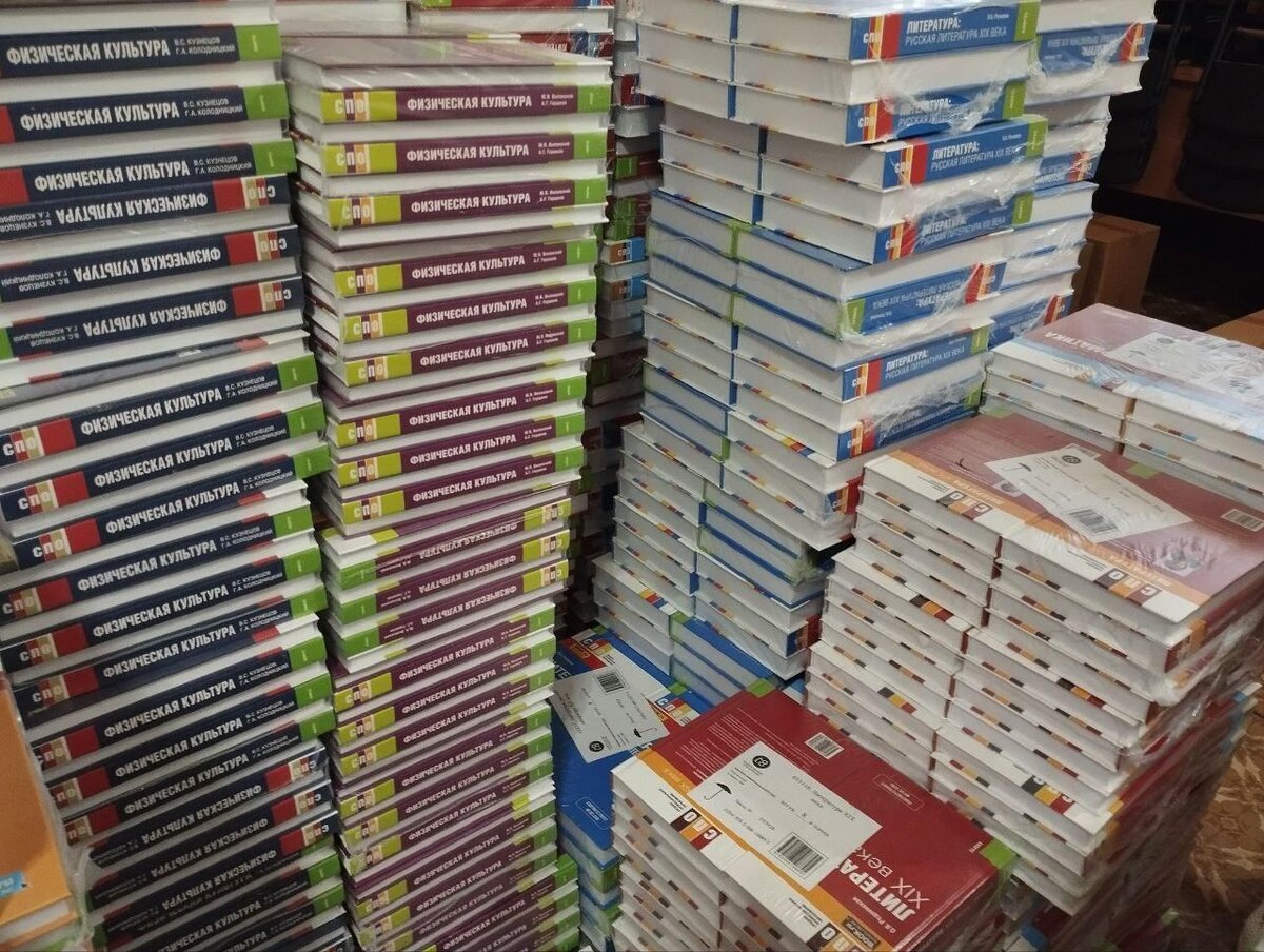  Шефы из Рязани передали учебники для Чаплинского аграрного колледжа Херсонской области - Таврия ТВ - Херсон