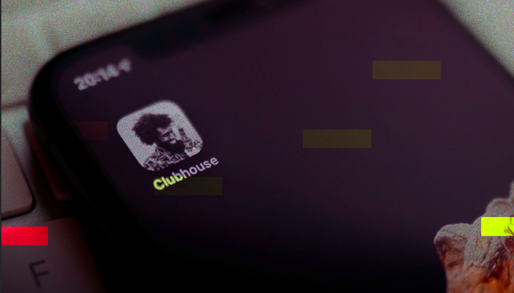 Вид сверху на телефон, на котором установлен клабхауз. Заметьте, очень важная подпись.