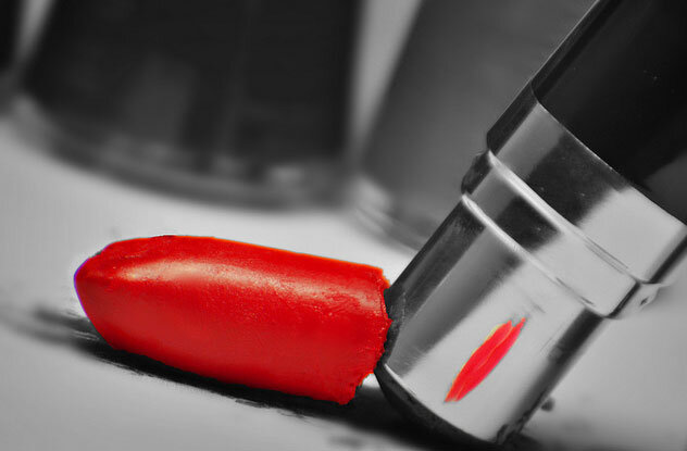 Письма, которые никогда не прочтёт адресат, пишутся не для него, а для автора - в терапевтических целях. Конечно, хорошо и правильно использовать ручку и бумагу, а не помаду, гвоздь и белёную стену. Фото Яндекс