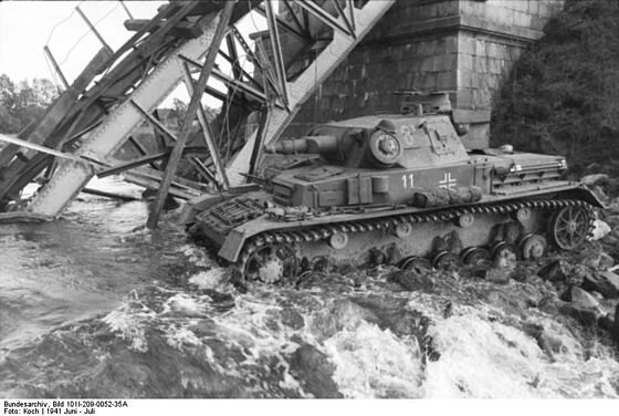 PzKpfw IV 8-ой дивизии форсирует реку под разрушенным мостом, СССР, лето 1941 года