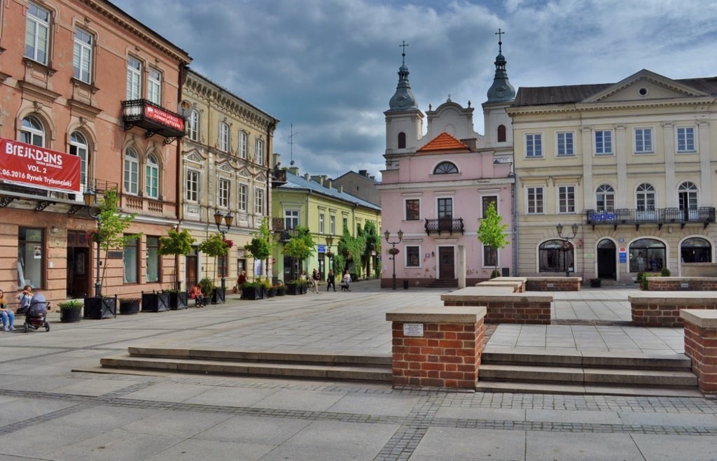 фото: г.Пётркув-Трыбуна́льски, Старый рынек  https://www.globtroter.pl/zdjecia/polska/b228286_polska_mazowsze_piotrkow_trybunalski.jpg