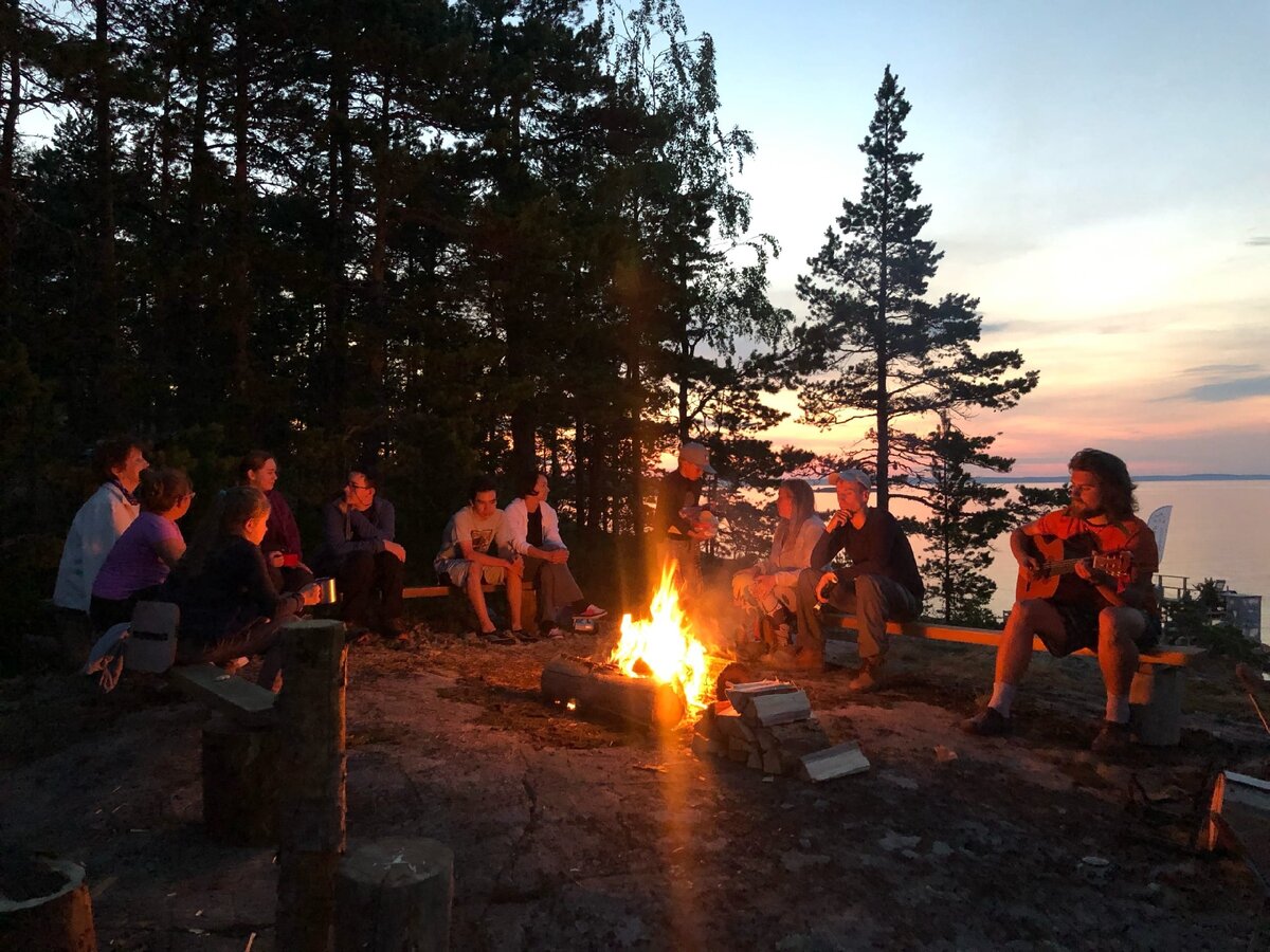 Так я организовываю стоянку на диких островах. Кажется, как будто такая атмосфера в этом месте постоянно, но это не так :)