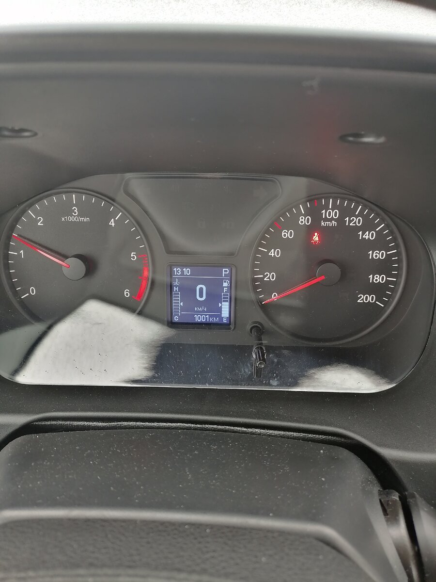 Утро возле дома. Вчера не обратил внимания, а сегодня как завёл - увидел.