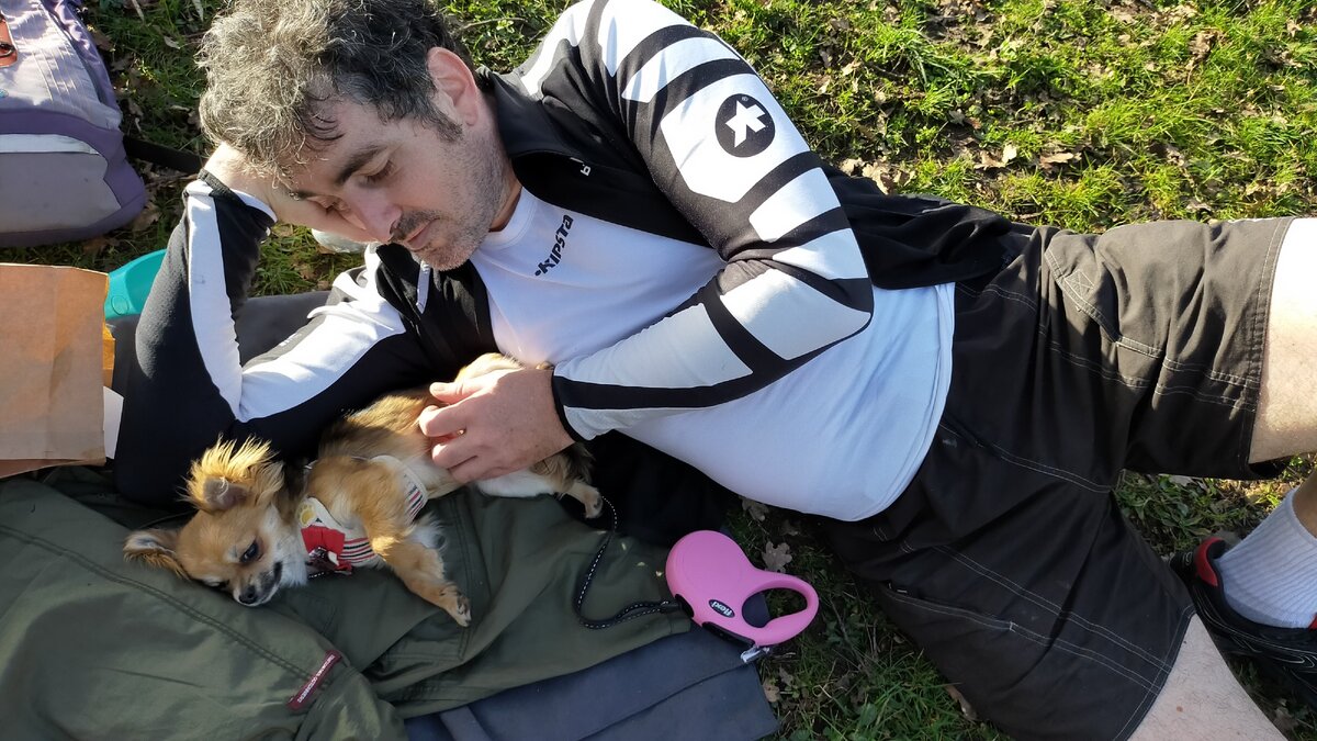 После двух часов прогулки можно и поваляться на травке. Люсе Марковне 7,5 месяцев (фото автора)