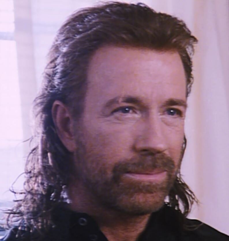 Стильные причёска и шрам.