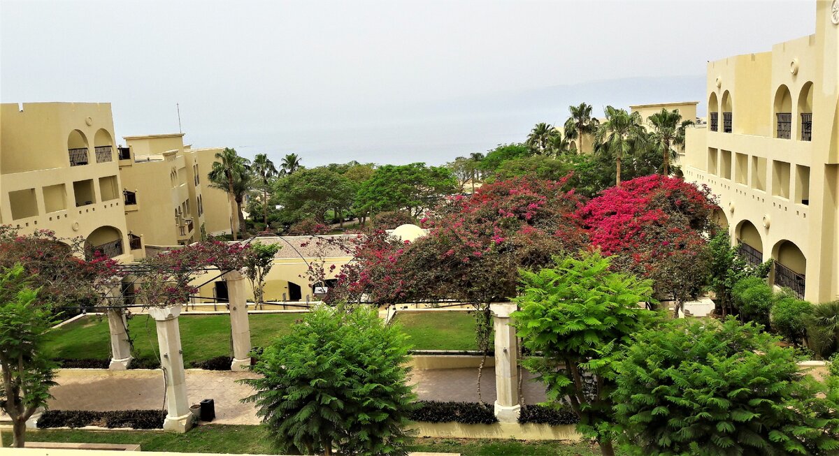 Красивый переход из основного корпуса в сторону пирса с яхтами и улицы с магазинчиками