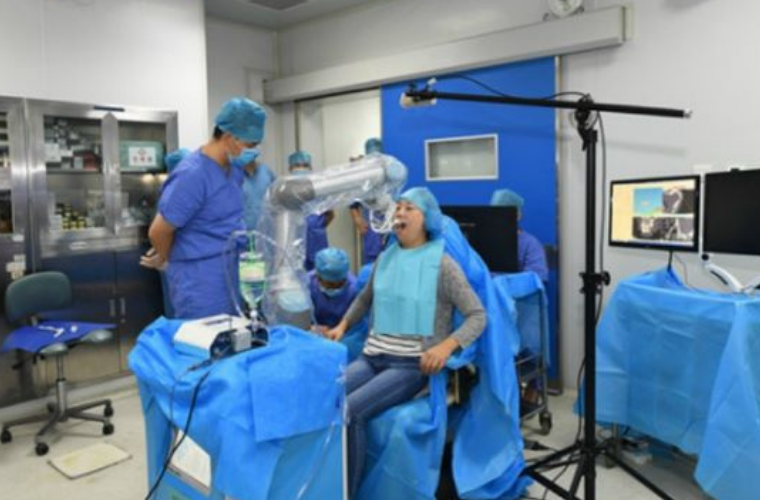 Роботизированный стоматологический комплекс способен самостоятельно вставить имплантаты пациенту