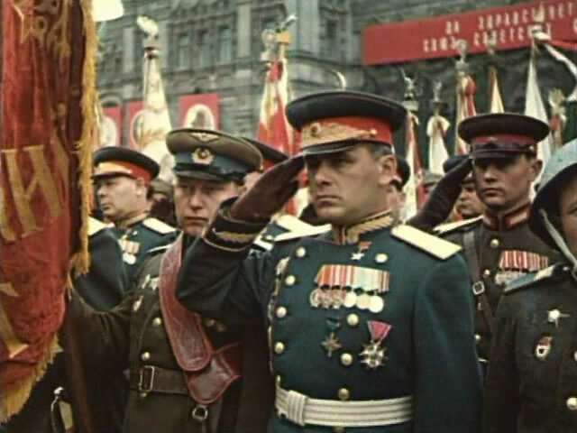 Парад Победы в Москве  в 1945 г.   с  сайта -  https://yandex.ru/images/search?cbird=5&rpt=imageview&redircnt=1616936338.1&url=https%3A%2F%2Favatars.mds.yandex.net%2Fget-images-cbir%2F4612782%2FFKM7g4d9IGPOm9TDARaS_g9287%2Forig&cbir_id=4612782%2FFKM7g4d9IGPOm9TDARaS_g9287