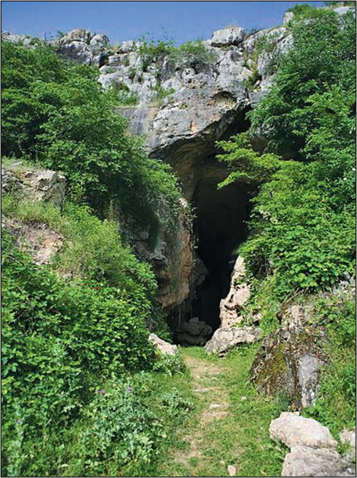 Вход в Азыхскую пещеру