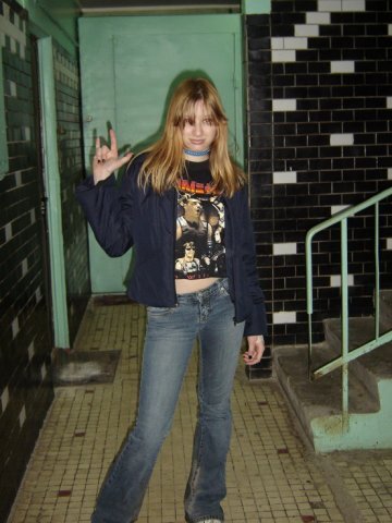 Автор 16 лет назад. Весна 2005 года 😂 Блин, и  тут что-то с левой рукой 😂 Уже не паинька, но ещё не панк. 