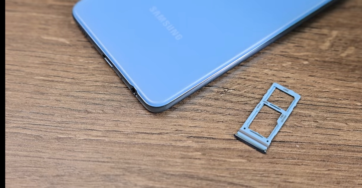 Перед вами слот. Кстати отделение для этого слота находится вверху смартфона, что достаточно не обычно.