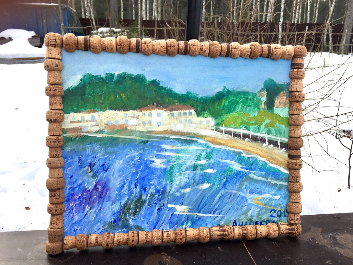 Количество пробок - 37. Значит было выпито (на здоровье) 37 бутылок. При средней цене съедобного брюта в 900 рублей получаем стоимость рамки в 33 300 рублей)))