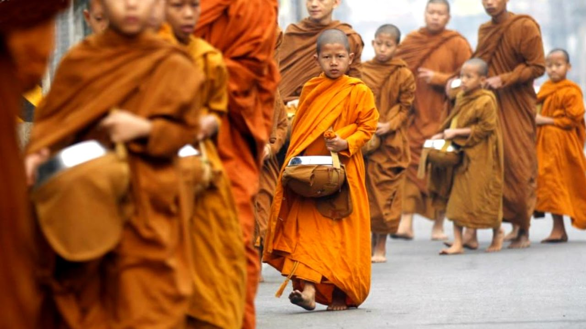 Бывший монах. Жизнь буддийских монахов. Буддийские монахи постриг. Тибетские монахи медитация. Вещи буддистского монаха.