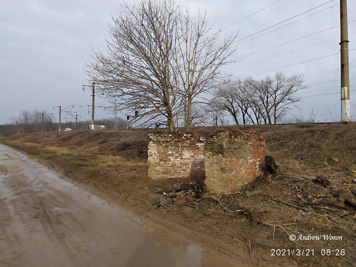 Остатки сооружения у дороги