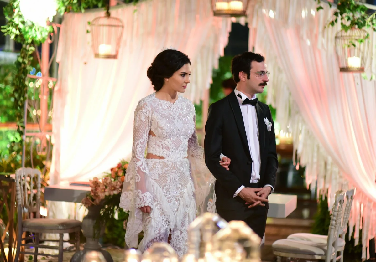 Сбежала со своей брачной ночи турецкий. Эбру Шахин Стамбульская невеста. Стамбульская невеста Осман.