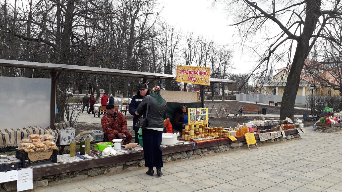 В 1990-е на рынке все работали неофициально, и Анна Николаевна привыкла к "серой"  зарплате. Фото автора.