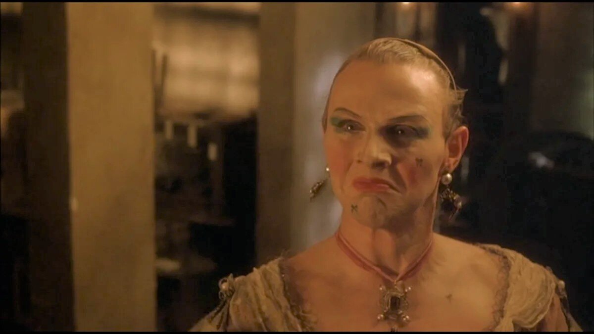 "Актер, играющий Эмилию", - Марк Лезерин