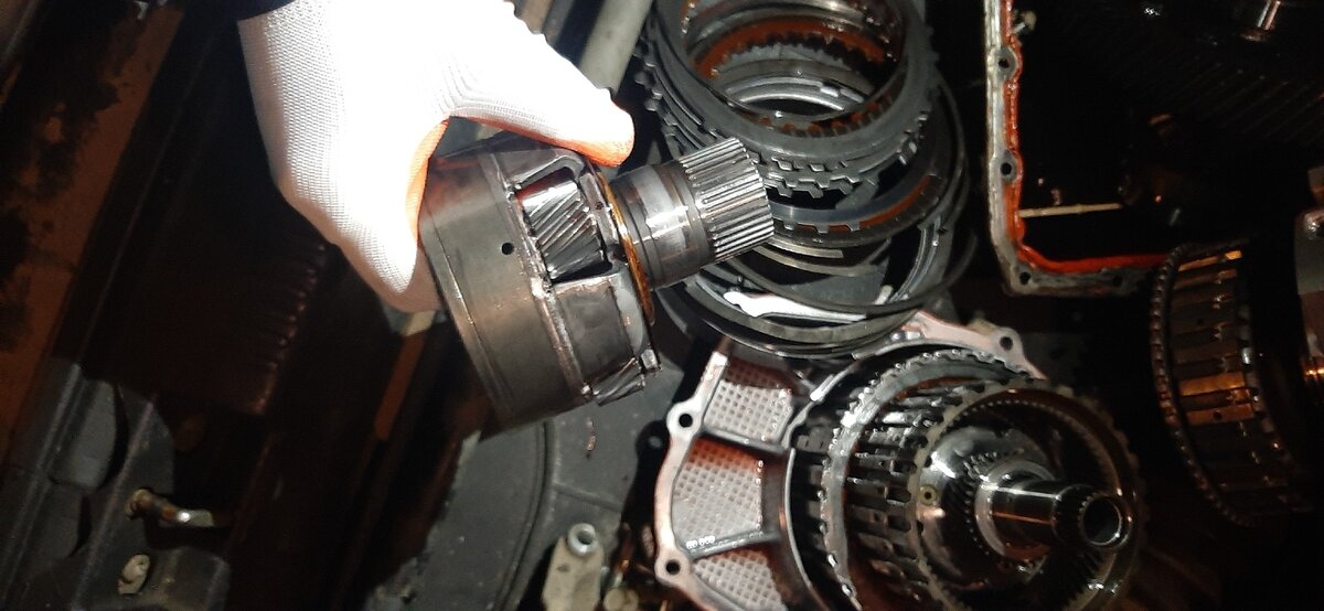 Палец на одной из маленьких шестерёнк вылетел и размолол солнечную шестерню. Звон был от контр шайб которые плотно держали её в своём месте. Их же после нашли в поддоне акпп.