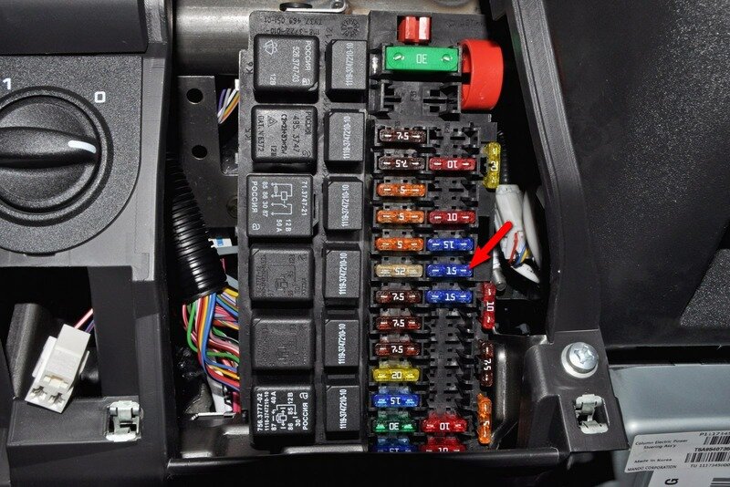Вынимаем из монтажного блока предохранитель топливного насоса.