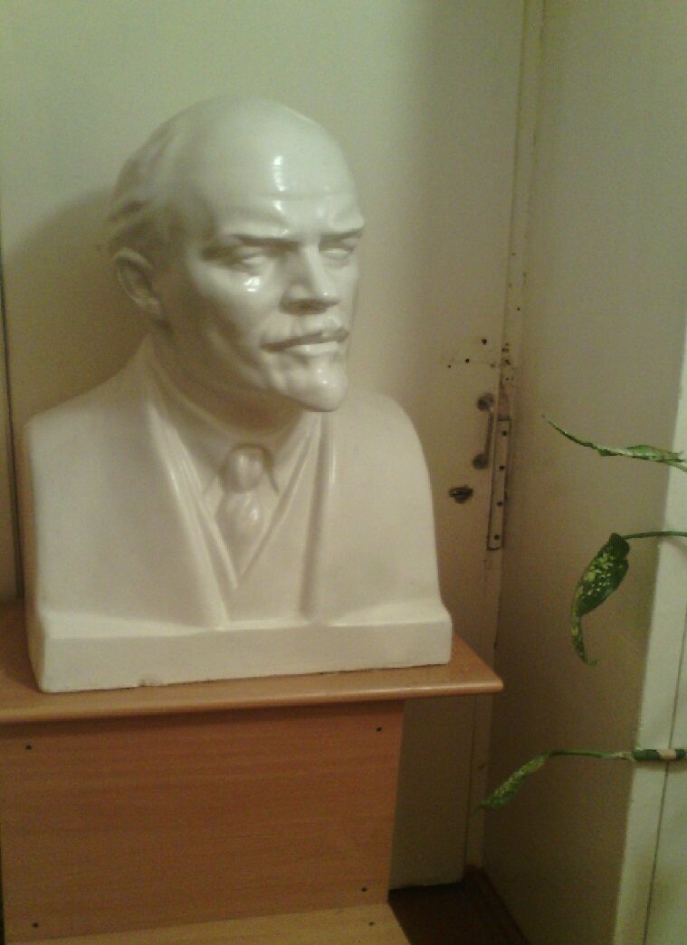 А вы знаете кто это?(фото бюста в нашей школе)