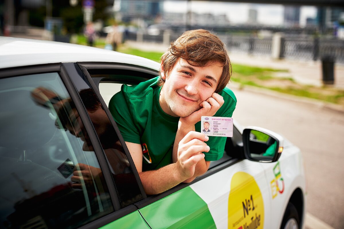 С 1 апреля вступил в силу новый регламент МВД , согласно которому экзамен по вождению в ГИБДД будет проходить по новым правилам. Что изменилось? Теоретический экзамен
Слухи об увеличении количества экзаменационных билетов по теории не подтвердились. В этом этапе изменений нет.
Практический экзамен
Самое важное изменение в регламенте по сдаче экзамена на права коснулось отмены одного из этапов вождения. Вместо привычной схемы из трех последовательных экзаменов (теория - площадка - город), которая применялась более 10 лет, вводится новая схема из двух этапов: теория и практика.
Таким образом, из экзамена исключили площадку. Теперь кандидаты будут сдавать только теорию и вождение в городе, где будут демонстрировать элементы, которые раньше проверялись на отмененном этапе. Однако для их выполнения могут быть использованы улицы с малоинтенсивным движением или тупиковые участки дорог.
Если же экзаменационное подразделение ГИБДД расположено в оживленном с точки зрения трафика районе, то для проверки выполнения этих элементов новым регламентом допускается использование закрытых площадок и автодромов.
Какие упражнения необходимо продемонстрировать экзаменатору в городе?
Упражнение «змейка» больше сдаваться не будет – сложно представить, как его можно было бы сдать в условиях городского движения. Также исчезнет упражнение «поворот на 90 градусов».
Останутся четыре обязательных упражнения: «эстакада», «въезд в бокс задним ходом», «параллельная парковка» и «разворот в ограниченном пространстве». Последнее будет проверяться на двухполосных дорогах с малоинтенсивным движением, без использования обочин и прилегающих территорий.
Для контроля правильности выполнения некоторых упражнений экзаменатор может установить стойки.
Обратите внимание , что теперь выполнение этих упражнений должно сопровождаться включением поворотников. Даже, если они демонстрируются на автодроме. Таким образом у кандидата проверяется навык маневрирования в условиях городского движения.
Экзамен будет считаться сданным только при выполнении всех элементов.
Если рассматривать полный список практических упражнений, то по большей части он не изменился. Только добавили новый элемент – «постановка транспортного средства параллельно тротуару при движении вперед». На самом деле, ничего страшного, так как именно этим элементом завершают экзамен почти все кандидаты в водители, паркуясь у тротуара.
Как узнать экзаменационный маршрут?
К сожалению, новый регламент не предусматривает публикацию информации о маршрутах для проведения практического экзамена, как это было ранее. В открытом доступе разместят только перечень дорог и территорий, на которых будут принимать практику. Таким образом ГИБДД намерена исключить натаскивание кандидатов в водители на прохождение городских маршрутов.
Маршрут для сдачи будет выбирать экзаменатор, ориентируясь на активность движения и другие факторы.
Длительность экзамена
Согласно регламенту, на практическую часть экзамен выделено 30 минут и еще 20 минут — на подготовку. При этом испытания могут закончиться быстрее, если кандидат в водители уверенно ездит и выполняет все указания инспектора ГИБДД. Напротив, если экзаменуемому не хватает времени для выполнения всех заданий, то экзамен может быть продлен.
В связи с введением нового регламента время ожидания экзамена может быть значительно увеличено . Одевайтесь по погоде и запасайтесь терпением!
Штрафные баллы
Балльную систему сохранили, хотя изменения должны были коснуться и этого момента. Система оценки особо не поменялась, а вот штрафная таблица изменилась довольно сильно.
Согласно новым правилам, степень оценки ошибок учитывает в первую очередь их влияние на безопасность дорожного движения. Так, например, если раньше за непристегнутый ремень безопасности назначали всего 3 балла, а пользование телефоном вовсе не регламентировалось, то теперь и то, и другое является грубым нарушением, после которого экзамен завершится автоматически.
Ошибки, которые приведут к автоматическому провалу экзамена:  
1.    Осуществлял движение, не пристегнувшись ремнем безопасности;
2.    Действие или бездействие кандидата в водители, вызвавшее необходимость вмешательства в процесс управления экзаменационным ТС с целью предотвращения возникновения ДТП;
3.    Не уступил дорогу (создал помеху) транспортному средству, имеющему преимущество;
4.    Не уступил дорогу (создал помеху) пешеходам, имеющим преимущество;
5.    Выехал на полосу встречного движения (кроме разрешенных случаев) или на трамвайные пути встречного направления;
6.    Проехал на запрещающий сигнал светофора или регулировщика;
7.    Не выполнил требования знаков приоритета, запрещающих и предписывающих знаков, дорожной разметки 1.1, 1.3, а также знаков особых предписаний, за исключением парковочных мест;
8.    Пересек стоп-линию (разметка 1.12) при остановке при наличии знака 2.5 или при запрещающем сигнале светофора (регулировщика);
9.    Нарушил правила выполнения обгона;
10. Нарушил правила выполнения поворота;
11. Нарушил правила выполнения разворота;
12. Нарушил правила движения задним ходом;
13. Нарушил правила проезда железнодорожных переездов;
14. Превысил максимальную разрешенную скорость движения;
15. Использовал во время движения телефон и (или) иное средство связи.
Ошибки, за которые начислят 3 штрафных балла:  
1.    Выехал на перекресток или остановился на пешеходном переходе при образовавшемся заторе;
2.    Нарушил правила остановки, стоянки;
3.    Не подал сигнал световым указателем поворота перед началом движения, перестроением, поворотом (разворотом) или остановкой;
4.    В установленных случаях не снизил скорость и не остановился;
5.    Нарушил правила перевозки пассажиров;
6.    Нарушил правила применения аварийной сигнализации и знака аварийной остановки;
7.    Не выполнил (проигнорировал) задание экзаменатора;
8.    Допустил ошибку при выполнении упражнения «въезд в бокс»;
9.    Допустил ошибку при выполнении упражнения «параллельная парковка»;
10. Допустил ошибку при выполнении упражнения «разворот в ограниченном пространстве»;
11. Допустил ошибку при выполнении упражнения «эстакада».
Ошибки, за которые начислят 2 штрафных балла:  
1.    Не выполнил требования дорожной разметки (кроме разметки 1.1, 1.3, 1.12);
2.    Нарушил правила расположения ТС на проезжей части;
3.    Двигался без необходимости со слишком малой скоростью, создавая помехи другим ТС;
4.    Нарушил правила пользования внешними световыми приборами и звуковым сигналом.
Ошибки, за которые начислят 1 штрафной балл:  
1.    Несвоевременно подал сигнал поворота;
2.    Неправильно оценил дорожную обстановку;
3.    Неуверенно пользуется органами управления ТС, не обеспечивает плавность движения;
4.    Допустил иные нарушения ПДД.
Если кандидат в водители набирает 5 штрафных баллов , то экзамен для него автоматически провален.
Что делать кандидатам,  начавшим сдавать до 1 апреля 2021 года, но не успевшим пройти все этапы?
·         Если до 1 апреля 2021 года кандидат не сдал теорию , то ему нужно будет сдать экзамен в ГИБДД по новым правилам.
·         Если до 1 апреля 2021 года кандидат сдал только теорию , то практический экзамен сдается по новым правилам.
·         Если до 1 апреля 2021 года кандидат сдал теорию и автодром , то ему нужно будет сдать вождение в городе в упрощенном режиме. Элементы площадки, сданные до 1 апреля 2021 года, инспектор ГИБДД перепроверять не будет.
Аннулирование результатов экзамена
Результаты экзамена в ГИБДД могут быть аннулированы, а вместе с ними – и водительское удостоверение (даже если оно было выдано много лет назад). Это может произойти в четырех случаях:
·         по заявлению кандидата в водители (что маловероятно);
·         если выяснится, что документы для экзамена (паспорт, медицинская справка, старое водительское удостоверение, документ об обучении в автошколе, письменное согласие родителей ребенка) оказались поддельными (а такое вполне может случиться);
·         если выяснилось, что иностранные права водителя не выдавались;
·         если в процессе экзамена были нарушены Правила проведения экзаменов.