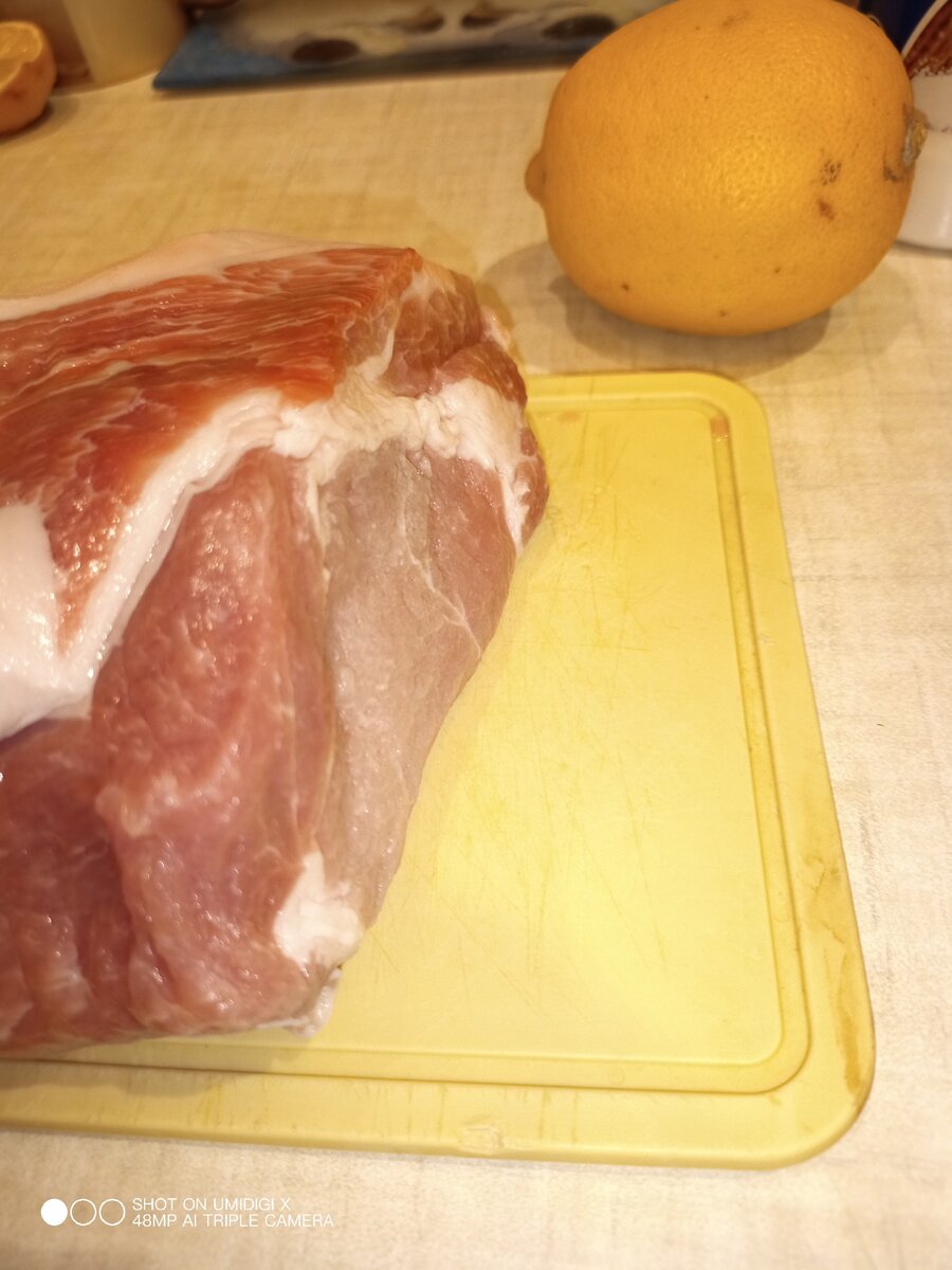 Берем вот такой кусочек карбоната и лимончик