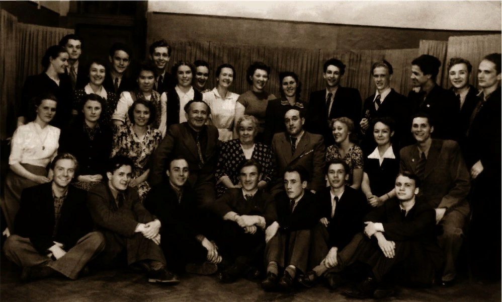 Ольга Леонардовна Книппер-Чехова, Александр Михайлович Карев и студенты. В верхнем ряду: крайний справа – Петр Фоменко, пятый справа – Игорь Кваша, девятая справа – Галина Волчек, одиннадцатая справа - Кира Крейлис-Петрова. Во втором ряду, вторая слева - Людмила Иванова