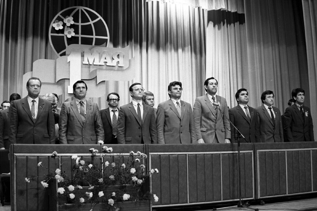 В первом ряду слева направо: 1. Фаустов Василий Алексеевич – генеральный директор КАМАЗа (1981-1987). 2 Долганов Александр Петрович - первый секретарь Автозаводского райкома КПСС г. Набережные Челны. 3. Белоненко Олег Дмитриевич – заместитель секретаря партийного комитета КАМАЗа (1980-1987). 4. Полторыхин Павел Павлович – секретарь партийного комитета КАМАЗа (1983-1987) 5. Мухамадеев Рафаэль Мирзанурович – заместитель секретаря парткома КАМАЗа. 6. Нуретдинов  Гумер Хасанзанович – председатель профкома КАМАЗа. 7. Ларин Николай Григорьевич – секретарь комитета ВЛКСМ КАМАЗа. 8. Иманов Зуфар Минтимирович – шлифовщик прессов-рамного завода, Герой Социалистического Труда (1984).                                                             Во втором ряду слева направо: 1. Нижник Пётр Брониславович – заместитель генерального директора КАМАЗа по экономике и планированию 2. Каминский Борис Витальевич -  первый заместитель генерального директора КАМАЗа – директор производственной фирмы «КАМАЗавтоцентр» (1983-1987)
