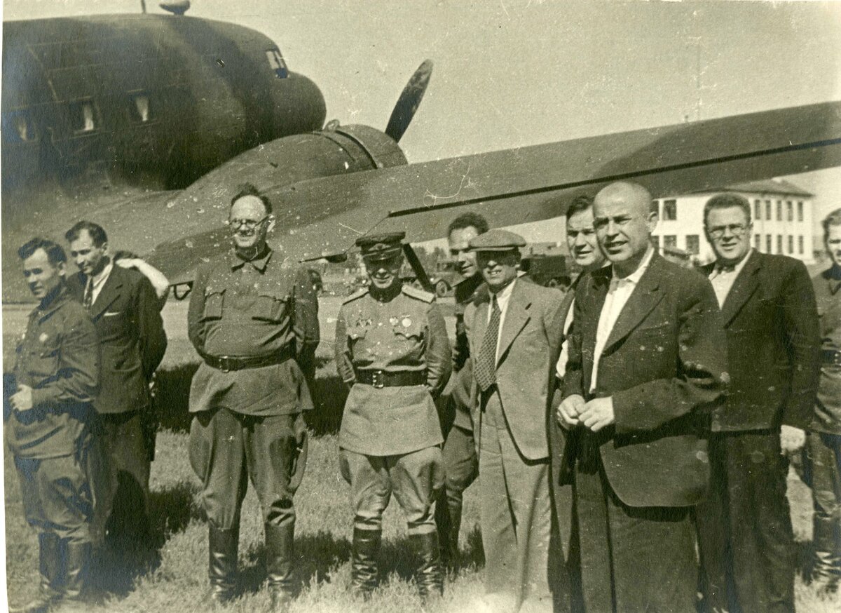 нарком танковой промышленности Малышев в гражданском костюме и в кепке