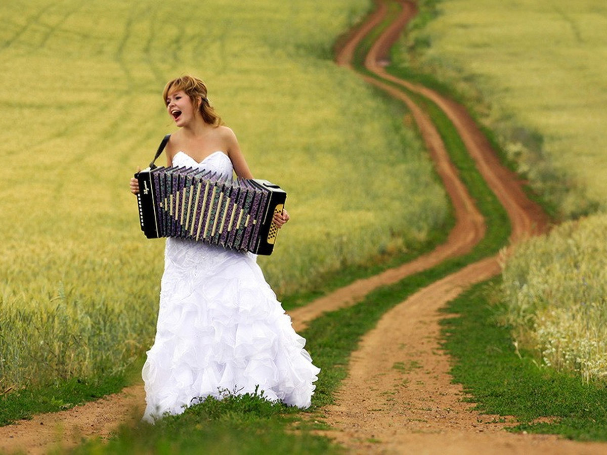Невеста с баяном в поле. Фотосессия с баяном на природе. Невеста с гармонью. Девушка с аккордеоном. Слушать выйду я из дома
