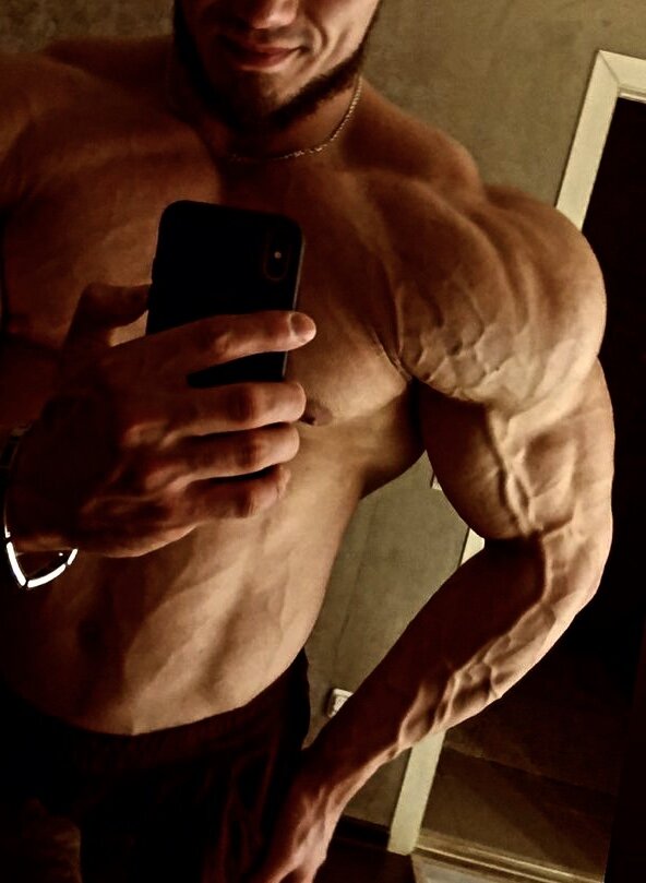 Мощный плечевой пояс