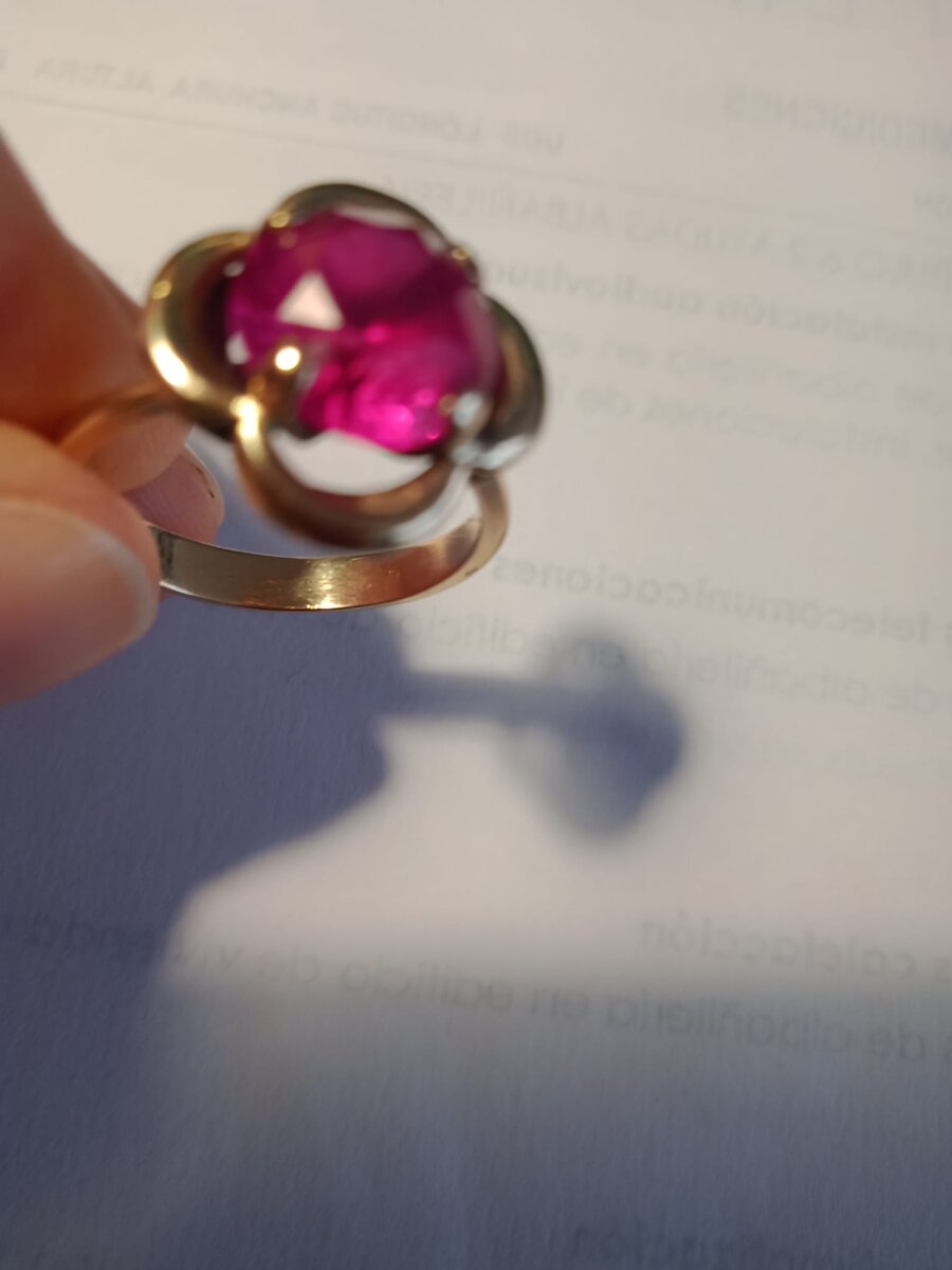 Мой перстень из золота 750 пробы. Камень - искусственный рубин (корунд) советских времён. Перстень cделан на заказ испанским ювелиром. Надеваю по перстню на указательные пальцы. И ничего больше, за исключением праздников.