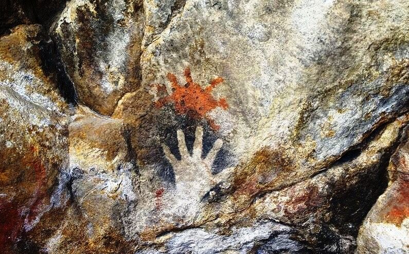 Изображение необычной звезды и человеческая рука в звщитном жесте. Наскальный рисунок. Аргентина.