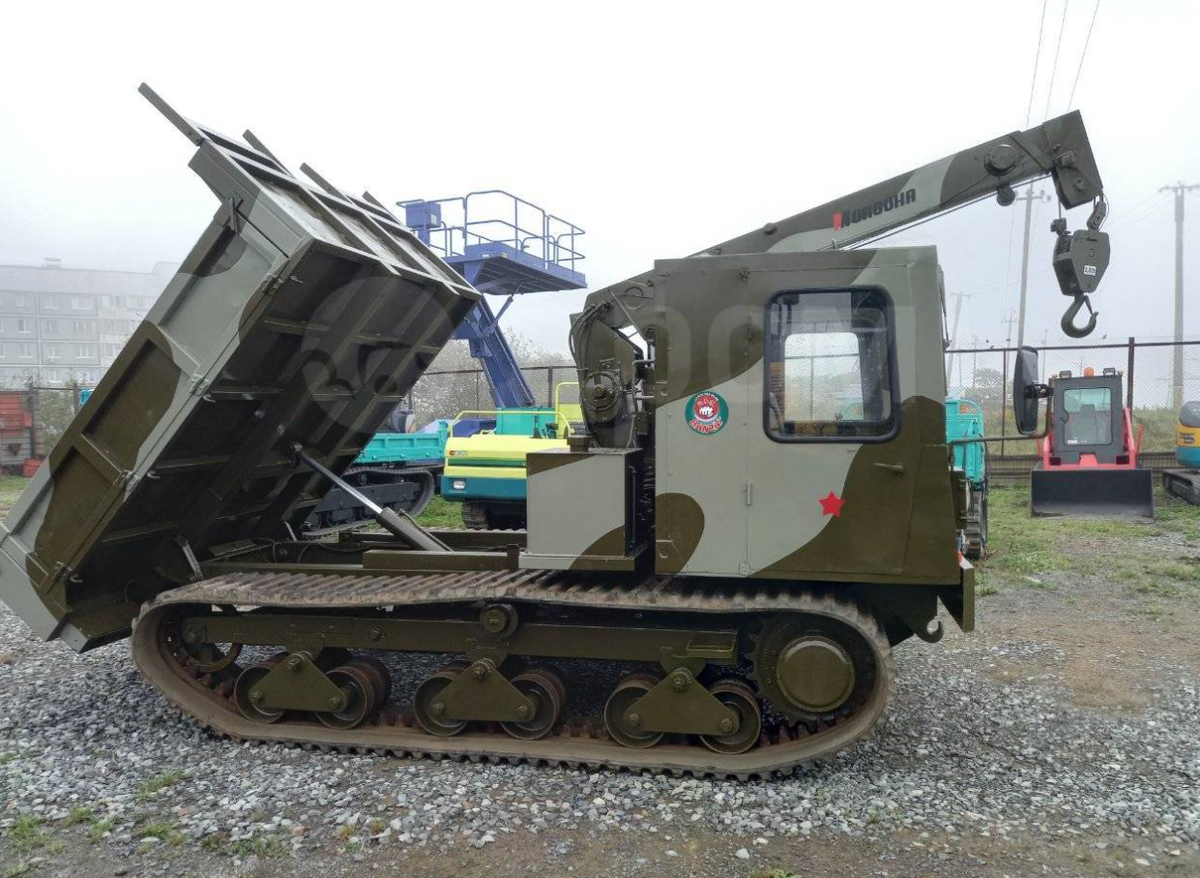 Стрела и кузов в процессе работы. Фото с сайта Дром.ру.