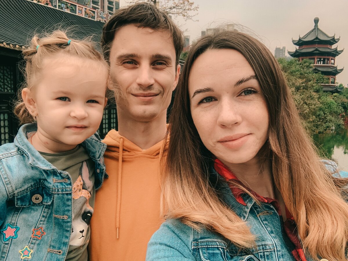 
➕Возможность заработать денег больше, чем мы зарабатывали в России, и ни для кого не секрет, что в Китае людям с европейской/славянской внешностью платят в разы больше (на работе учителем, другие сферы мы не будем затрагивать)
➕Климат мягче и теплее чем в России, Приморском крае
➕Разнообразие овощей и фруктов вне зависимости от сезона
➕Много развивашек и развлечений для детей, отличный способ ребёнку выучить минимум 2 языка, как родные, живя в другой стране
➕Медицина на высоком уровне
➕Taobao и различные другие приложения (доставка еды/продуктов/цветов, одежды и т.п) все это очень просто, удобно и быстро, и не надо тратить время на походы в магазин.
➕в целом мобильные приложения, такие как WeChat, Alipay это самое первое что стоит установить в Китае, так как через них ты делаешь все: пополняешь телефон, переводишь деньги (если привязаны банковские карты), покупаешь билеты в кино/парки/поезд/самолёт, заказываешь такси, получаешь скидочные купоны на различные процедуры (маникюр, стрижка и т.п.), оплачиваешь интернет и коммунальные услуги и китайцы даже могут брать кредит на Alipay), оплачиваешь все и везде (не нужно носить наличку и карты с собой), даже оплата проезда на общественном транспорте тоже через программы))) 
➕Безопасность!!! Для нас это очень важно, так как ты можешь выйти на улицу в любое время суток и не бояться, что что-то может с тобой произойти, здесь многие дети гуляют спокойно без присмотра взрослых. 
Конечно же, это не во всех городах и не везде так спокойно, но чаще всего безопасность на высоком уровне
➕открытость людей, китайцы по общению и мышлению очень отличаются, но в тоже время они очень открытые и позитивные, часто улыбающиеся люди)))
➕познание новой культуры, языка и кухни, которая у них очень разнообразная, практически каждый иностранец найдёт своё любимое блюдо в китайской кухне
➕Огромное количество мест и развлечений, на любой вкус и цвет (парки, океанариумы, бассейны, горячие источники, зоопарки, театры, выставки, музей, кино, кафе и бары, и т.д.....)