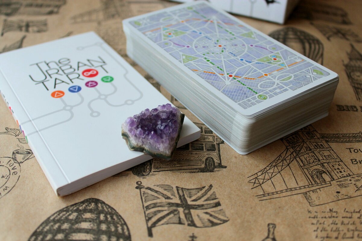 Мы используем Urban Tarot - самую американскую из наших колод.