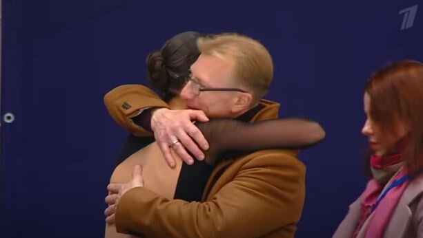 Станислава Константинова и Александр Волков. Второй этап кубка России по фигурному катанию. Позднее фигуристка уйдет из "Ангелов Плющенко" из-за нехватки льда. Источник фото: YouTube канал Первого канала.