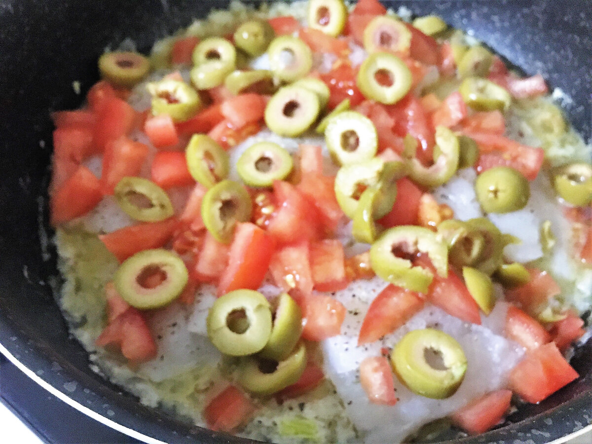 Филе белой рыбы приготовленное в сковороде с помидорами и оливками | Не  Просто Еда | Дзен