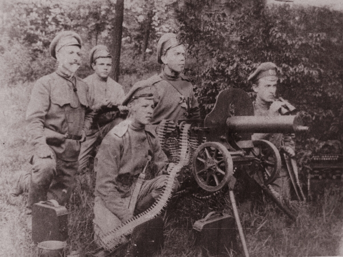 Дед слева от пулемета с биноклем. 1916г